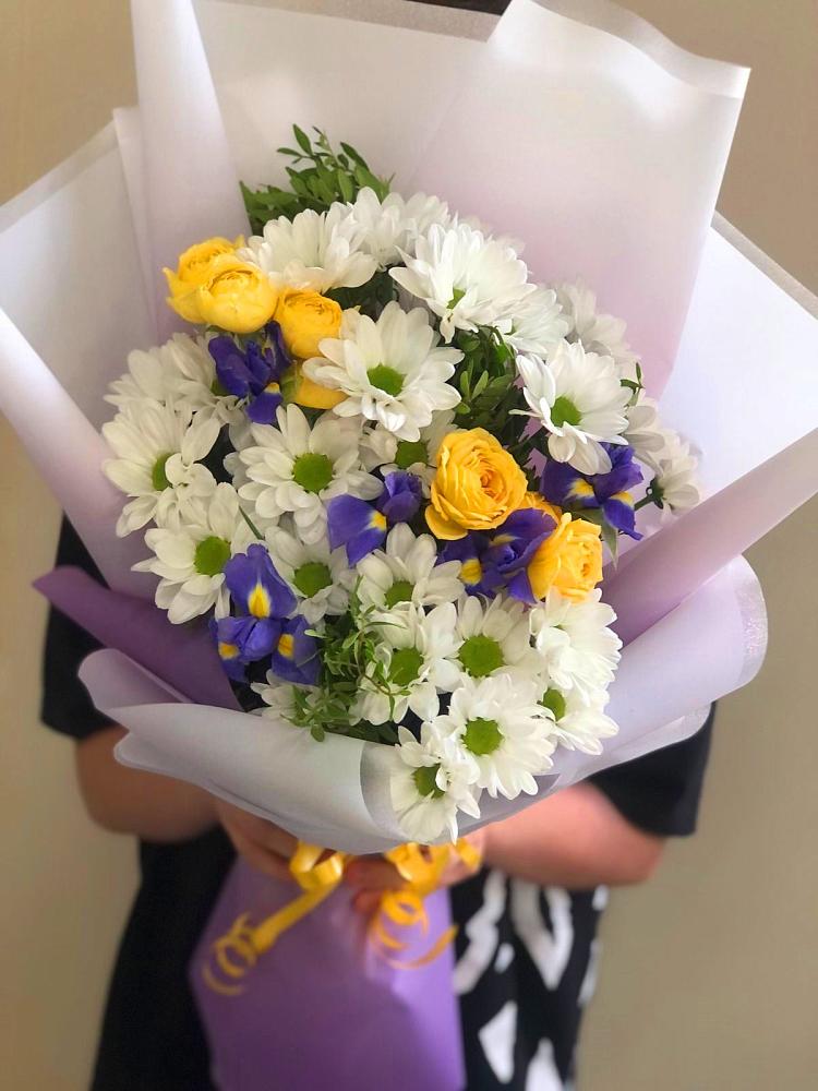 Букет цветов из: Ирисы, Хризантемы и Розы в Геймановской