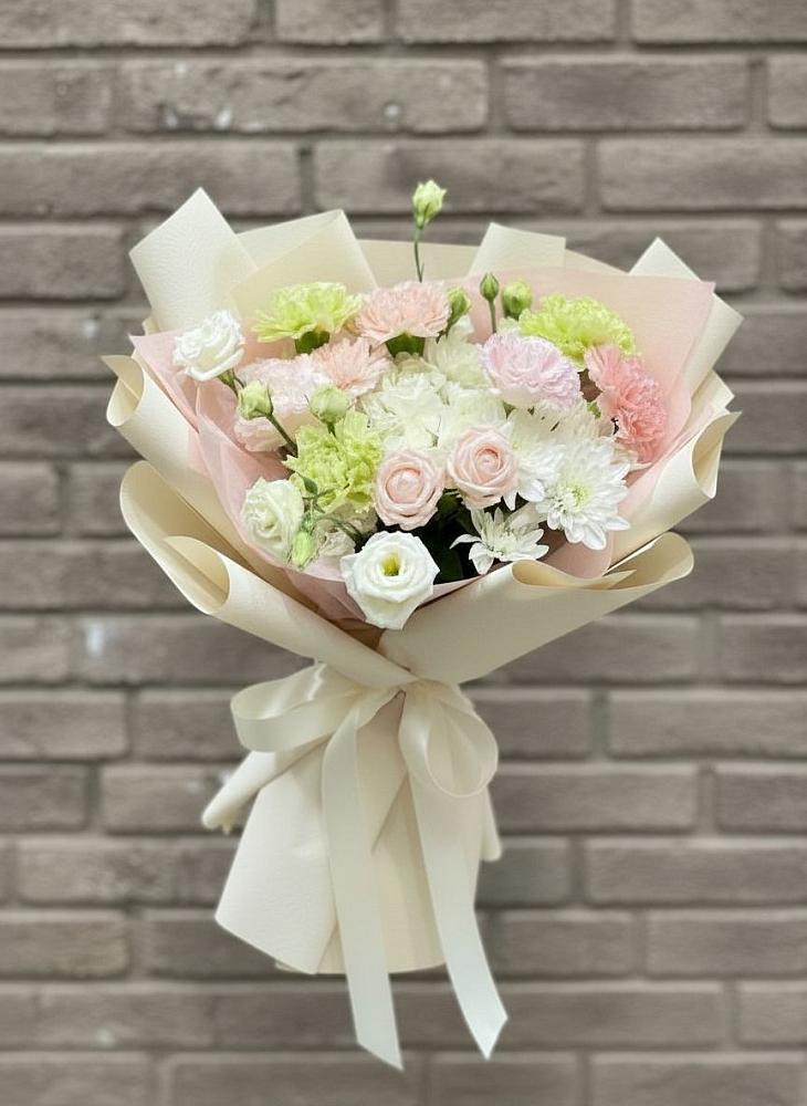 Букет цветов из: Гвоздики, Розы, Лизиантусы и Хризантемы в Геймановской