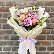 Букет цветов из:  Лизиантусы и Розы в Геймановской