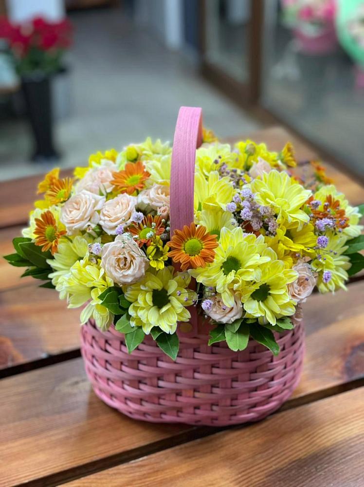 Цветочная композиция из Хризантемы и Розы в корзине в Геймановской