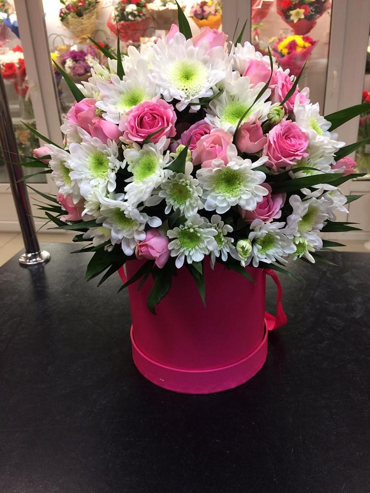 Цветочная композиция из Розы и Хризантемы в шляпной коробке в Геймановской