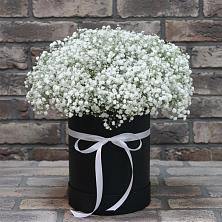 Цветочная композиция из Гипсофила в шляпной коробке в Геймановской