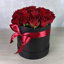 Цветочная композиция из Розы в шляпной коробке в Геймановской
