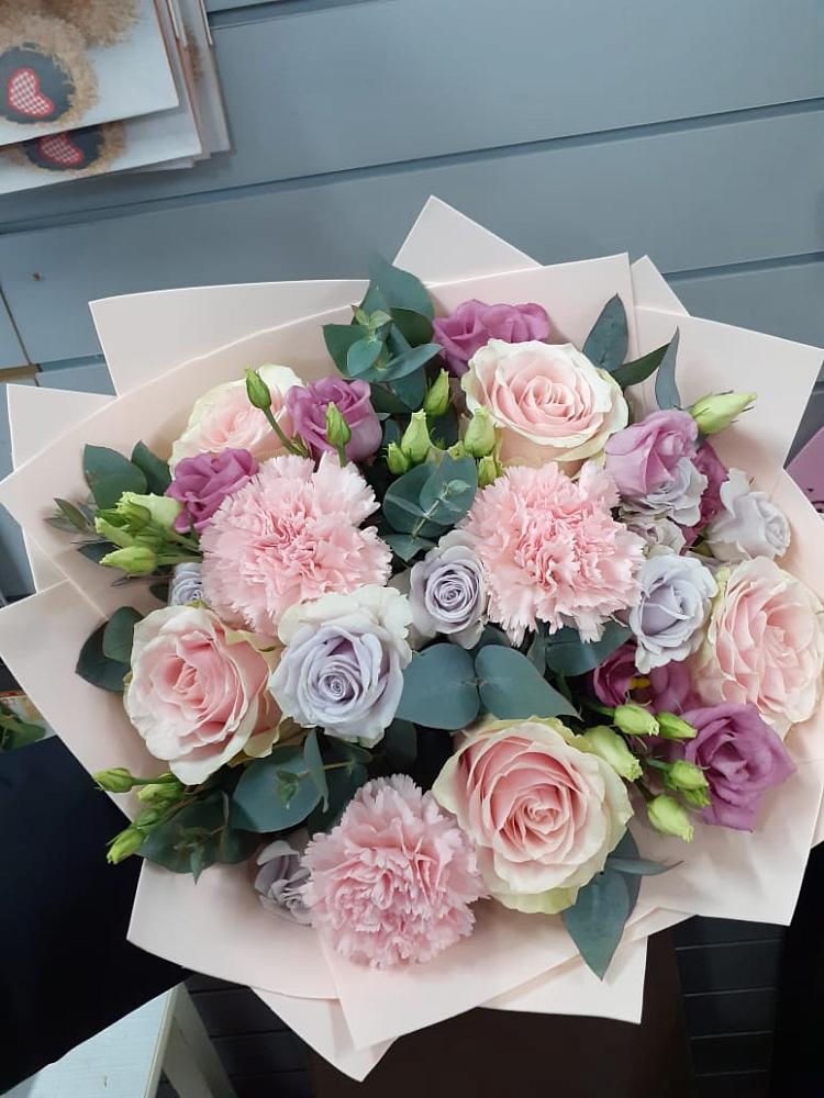 Букет цветов из: Розы, Гвоздики и Лизиантусы в Геймановской